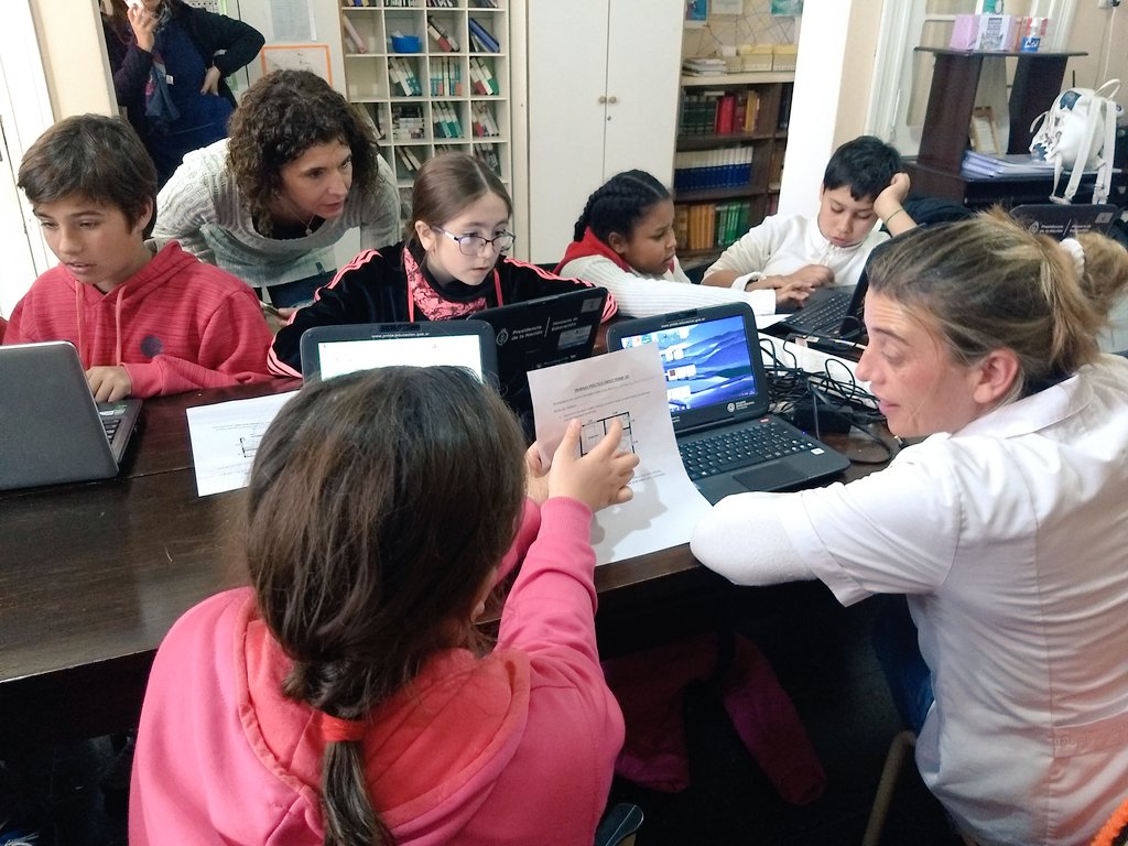 ciierauch's tweet photo. Hoy en #CIIE las Escuelas Primarias N°6 Cuartel XI de la  localidad de Miranda y N° 38 Cuartel XI Paraje San Alberto #Rauch trabajando en sus proyectos #TIC con el acompañamiento de Insp. Ed. Física @danielacastets @jef_rauch @CEscolarRauch @MuniRauch @maxisuescun @VicZorraquin https://t.co/yBhFaeYObB