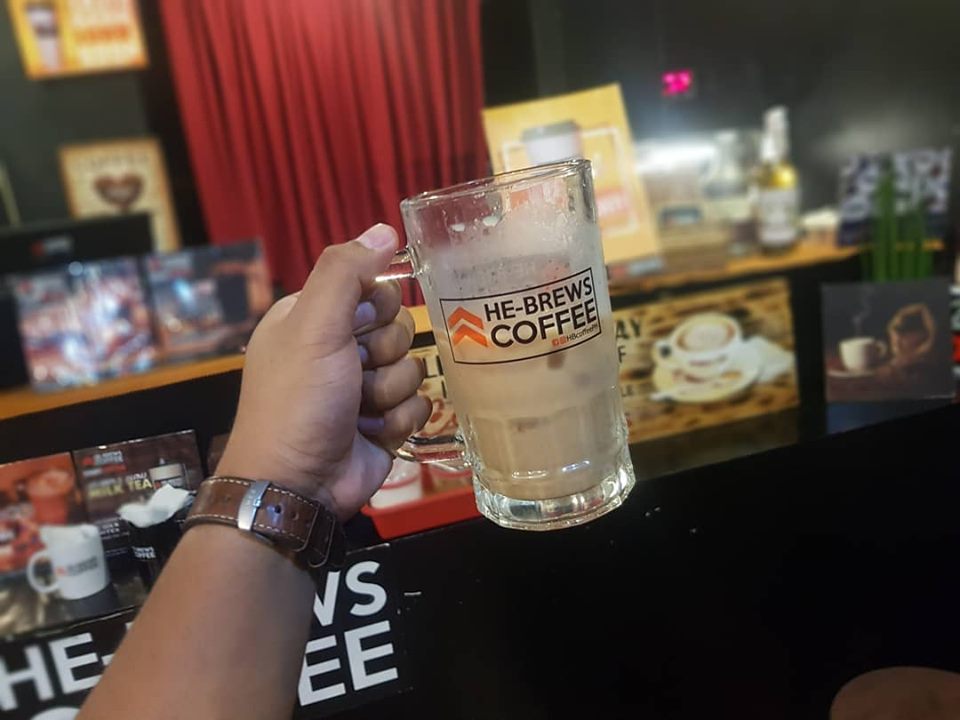 hbcoffeeph's tweet photo. ANG KAPENG WALANG KASINGSARAP! 💪☕ 

Ano pa'ng hinihintay mo?
Sugod na dito sa HE-BREWS COFFEE! 💪☕

Tikman ang TAPANG ng KAPENG KAYA KANG IPAGLABAN! 💪☕

*May Milk Tea at Iced Choco din kami hihi ✌

#Hbcoffeeph #HBcoffee #StartStrong
#ColdBrew #Barako #Liberica https://t.co/YDpQNj9ExW