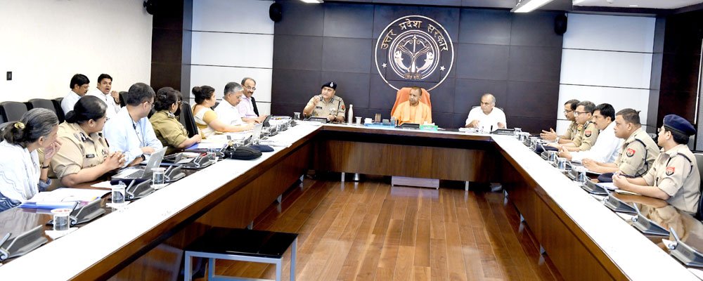 उ.प्र. सरकार महिलाओं और बालिकाओं की सुरक्षा के लिए प्रतिबद्ध है। आज पुलिस अधिकारियों के साथ बैठक कर उन्हें निर्देश दिए कि प्रत्येक रेंज से नाबालिग बालिकाओं के साथ हुए जघन्य अपराधों के 10-10 मामले चिन्हित कर,फास्ट ट्रैक अदालतों द्वारा अपराधियों को कड़ी से कड़ी सजा दिलाई जाए।