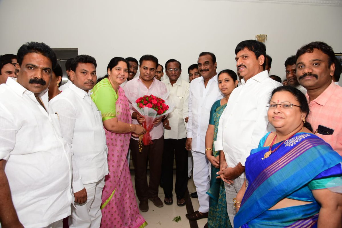 MlaTrs's tweet photo. టీఆర్ఎస్ఎల్పీలో సిఎల్పి విలీన ప్రక్రియ పూర్తైన తర్వాత, తొలిసారిగా అధికారికంగా టీఆర్ఎస్ ఎమ్మెల్యే హోదాలో తోటి శాసనసభ్యులు, పార్లమెంటు సభ్యులతో కలిసి నేడు టీఆర్ఎస్ వర్కింగ్ ప్రెసిడెంట్ గౌ.శ్రీ.కేటీఆర్ @KTRTRS గారిని కలవడం జరిగింది. 
@trspartyonline @RaoKavitha 
#TelanganaWithKCR https://t.co/ex0SBAmRyn