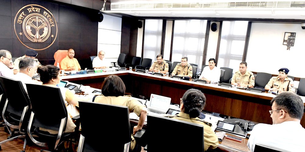 पुलिसिंग, डायल-100 तथा एंटी रोमियो स्क्वॉड को और अधिक सक्रिय कर महिलाओं और बालिकाओं से छेड़खानी और परेशान करने वालों के विरुद्ध सख्त कार्रवाई की जाएगी। 

भीड़भाड़ वाले तथा संवेदनशील स्थानों पर एंटी रोमियो स्क्वॉड निरन्तर सक्रिय रहकर महिलाओं और बालिकाओं की सुरक्षा सुनिश्चित करेगा।