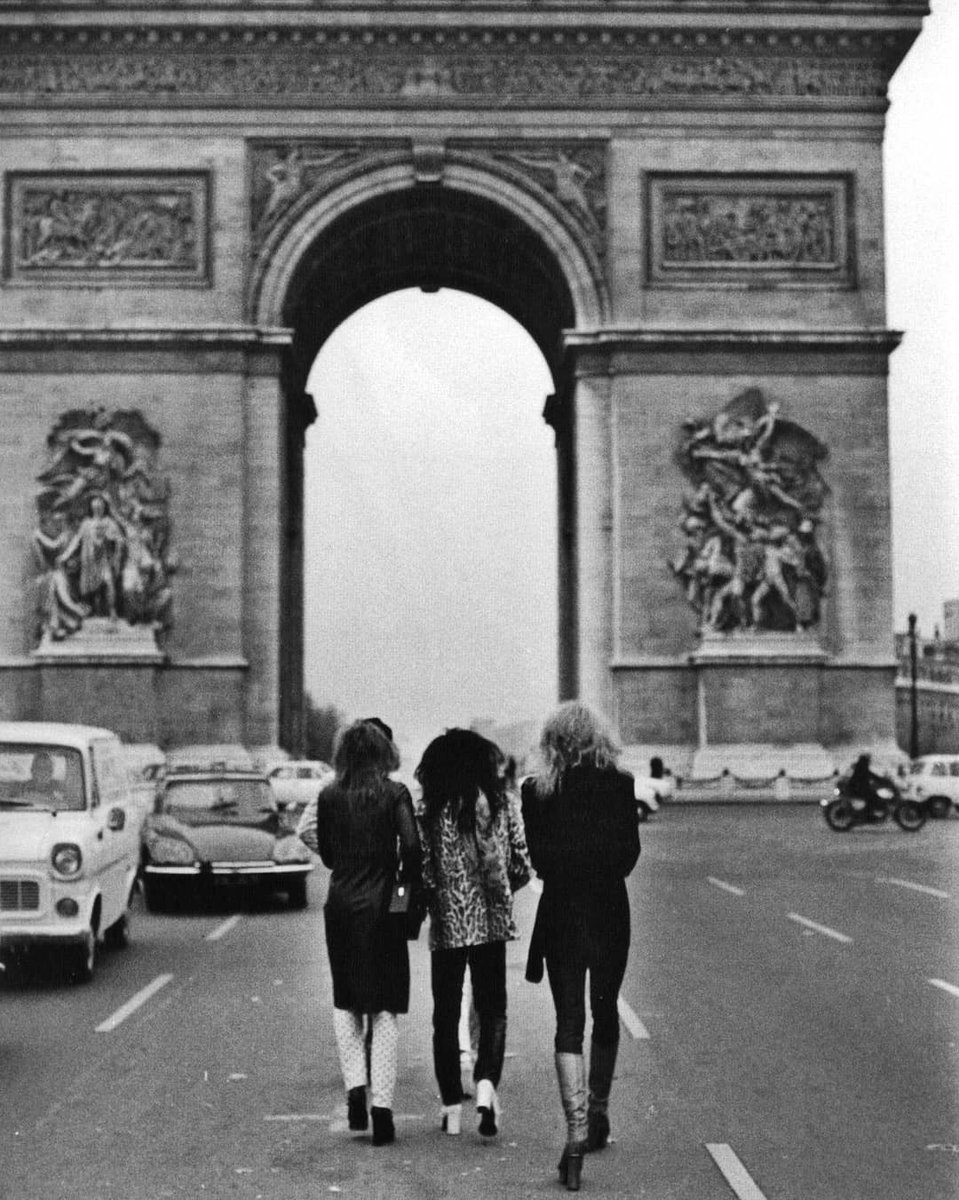 New York Dolls in Paris 1973 📸 Alain Dister #newyorkdolls #alaindister #davidjohansen #sylvainsylvain #jerrynolan #arthurkane #johnnythunders #arcdetriomphe #paris #70sglam #glamrock #70s #70smusic #retro #icon #glamstar #protopunk #nydolls #welcometorock #vintageglam