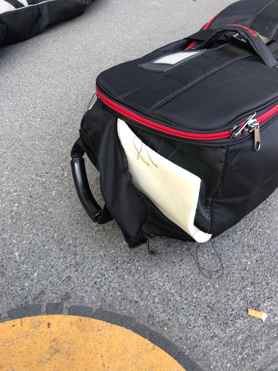 KristenAlyss's tweet photo. @SouthwestAir pretty bummed how I found my brand new golf bag at baggage claim after my flight to @LGAairport this past week. I consistently fly with you guys for work. Be nicer to my gear. This is not okay👎🏼 https://t.co/63AVyKGj56