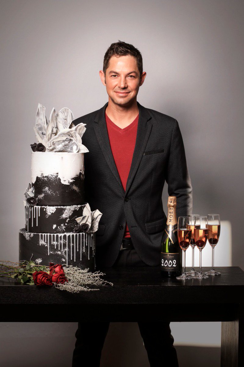 Vanjaar vier <a href="/CO_Productions/">CO_Productions</a> hul twintigste bestaansjaar en tydens die fotosessie vir ons kalender het <a href="/Corlifor2/">Corli Prinsloo</a>, van Corli's Kitchen, vir ons hierdie lekker koek gebak. Dink jy ook dis mooi - dit was lekker ook!

Kry jou kalender sommer nou op <a href="/CO_Productions/">CO_Productions</a> se webwerf.