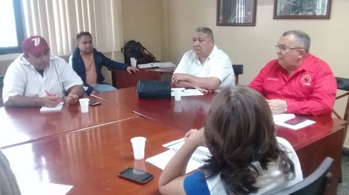 #PSUVAPURE 
Gobernador @RCarrizalezPSUV inicia reunión  con el Equipo Político Estadal  @PartidoPSUV  @NicolasMaduro @dcabellor @EduardoPinateS @taniapsuv 

#VenezuelaPazYSoberanía