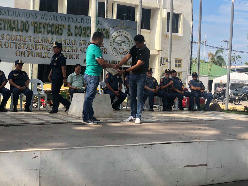 tanjaycpsnoppo's tweet photo. Tanjay City PS hosted the Monday Flag Raising Ceremony of the Local Government Unit of Tanjay. During the said ceremony was also the awarding of Certificate of Recognition to the members of the Tanjay City Advisory Council for their support and contribution. 6/10/19 @ 8:00 AM. https://t.co/tadjAsFYqQ