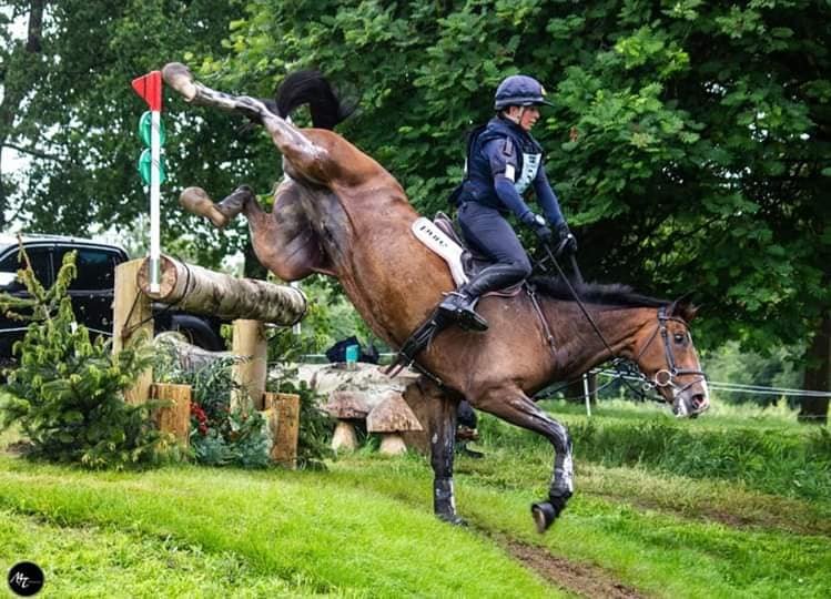 Staying in balance with the horse can be challenging...
Super Cillious managed to correct himself &amp; finished the XC phase clear inside the time! Wow!
Vittoria Pannizon uses the old style HUSK Pure GP pad...
View the Pad range here - thehusk.co.uk/collections/pa… <a href="/eventinghour/">#EventingHour</a> #husk