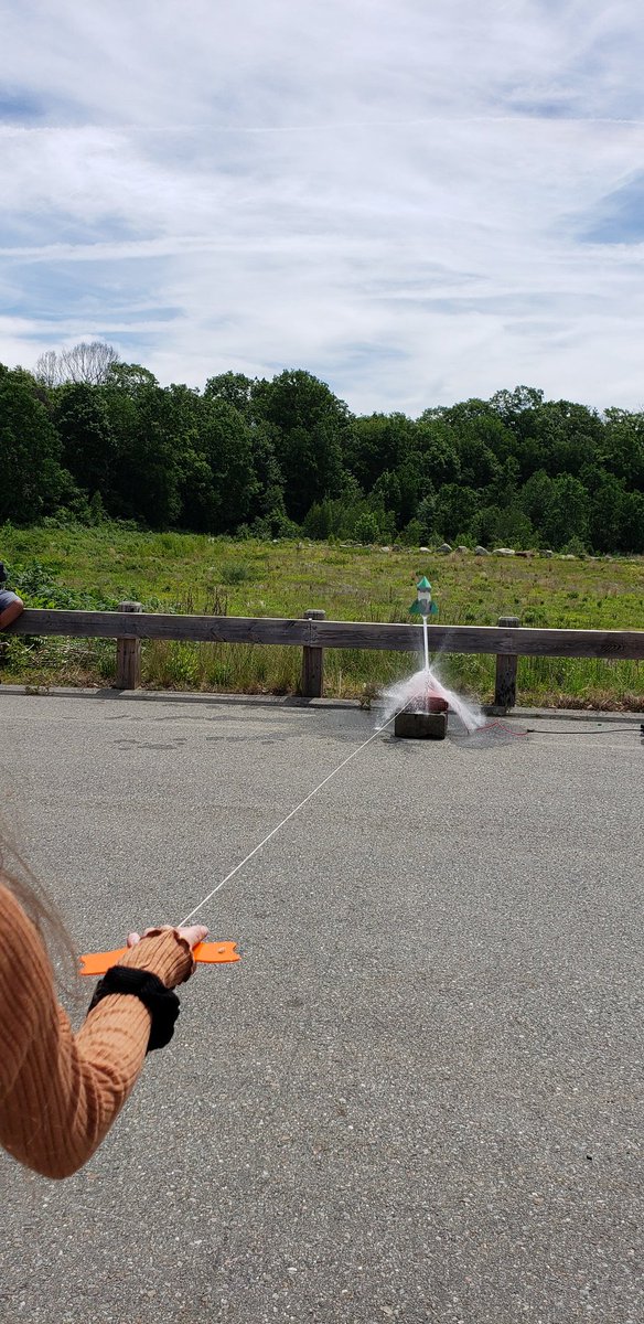 MrElliotLui's tweet photo. End of the year bottle rocket launches. #Physics #Phun #Phinal https://t.co/HqpgZbU6gM