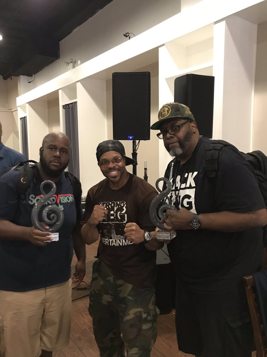 DJROB_B_ROB's tweet photo. Winners Of The 5th Blend Off 1st Place DJ Tim Nice 2nd Place DJ D Mecca #Awards #trophys #champs #champions #djing #harlem #Baltimore #HIPHOPMUSIC #hiphopheads #thebronx #NYC #dediction #passionate https://t.co/QVVTizR0sT