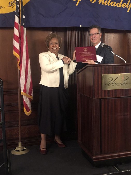 At a recent event for the <a href="/PhilaLawyerClub/">Lawyers' Club of Philadelphia</a>, <a href="/ardecaro/">Roy DeCaro</a> honored Judge Rosalyn K. Robinson for all of the work she has done for the city’s residents in the Residential Mortgage Foreclosure Diversion Program...
rayneslaw.com/news-events/de…