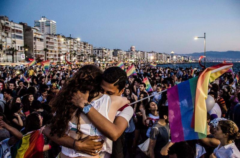 El ele, omuz omuza, tek başına #HerYürüyüşümüzOnurYürüyüşü