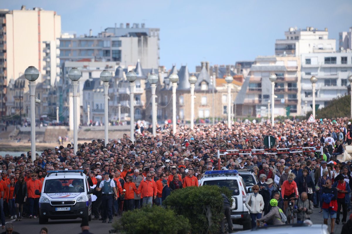 VilleDesSables's tweet photo. L’hommage de toute une ville à ses héros https://t.co/JieQgaMD4z #snsm #lessablesdolonne #hommage #solidarite #sauveteursenmer #engagement @SauveteursenMer https://t.co/tuhJnOv02o