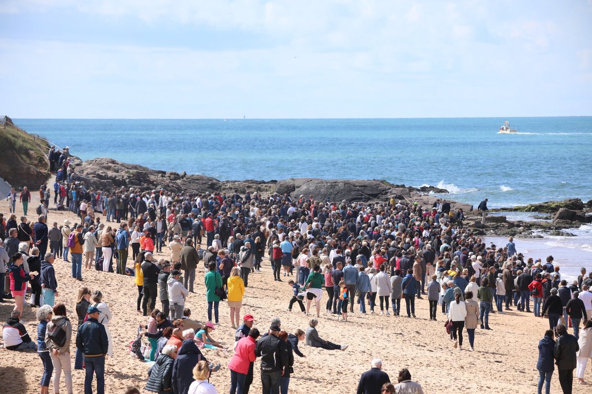VilleDesSables's tweet photo. L’hommage de toute une ville à ses héros https://t.co/JieQgaMD4z #snsm #lessablesdolonne #hommage #solidarite #sauveteursenmer #engagement @SauveteursenMer https://t.co/tuhJnOv02o