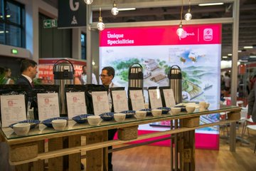 peru's tweet photo. The flavors and aromas of the #CoffeesFromPeru were highlighted at the World of Coffee Berlin 2019, Europe's biggest coffee event!
With each drop, the Peruvian Coffee tells the story of the land where it grows and the hands that tend it!
#Peru #WOCBerlin @SpecialtyCoffee https://t.co/7p6xPC0liZ