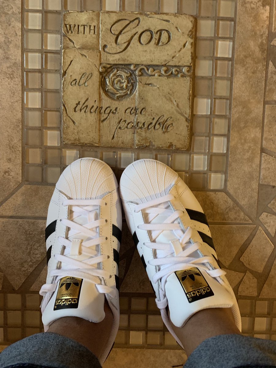 Wanda_Johns7's tweet photo. Sunday was a FUNDAY!!!!!!  I designed this medallion, which is in the middle of our living room floor....#loveinteriordesign #itcanbefrustratingwhenyouloveeverything #createdforcreativity https://t.co/BM6qpteRd7
