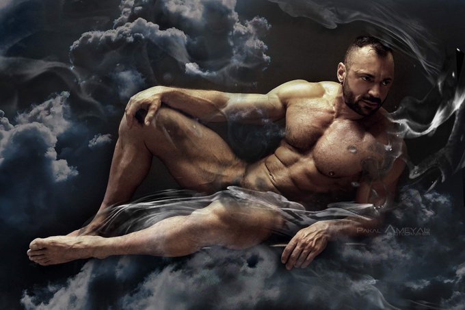 Shoot with @pakal_ameyal 
#malemodel #bodybuilder #muscles #smoke #shooting https://t.co/TWrOICMEtT