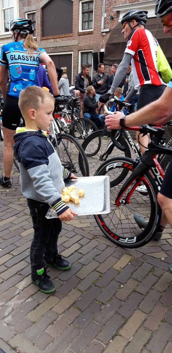 wvworkum's tweet photo. Vrijwilliger zijn kun je niet jong genoeg leren ... #fiets11 #fyts11 https://t.co/WmAo66dHdI