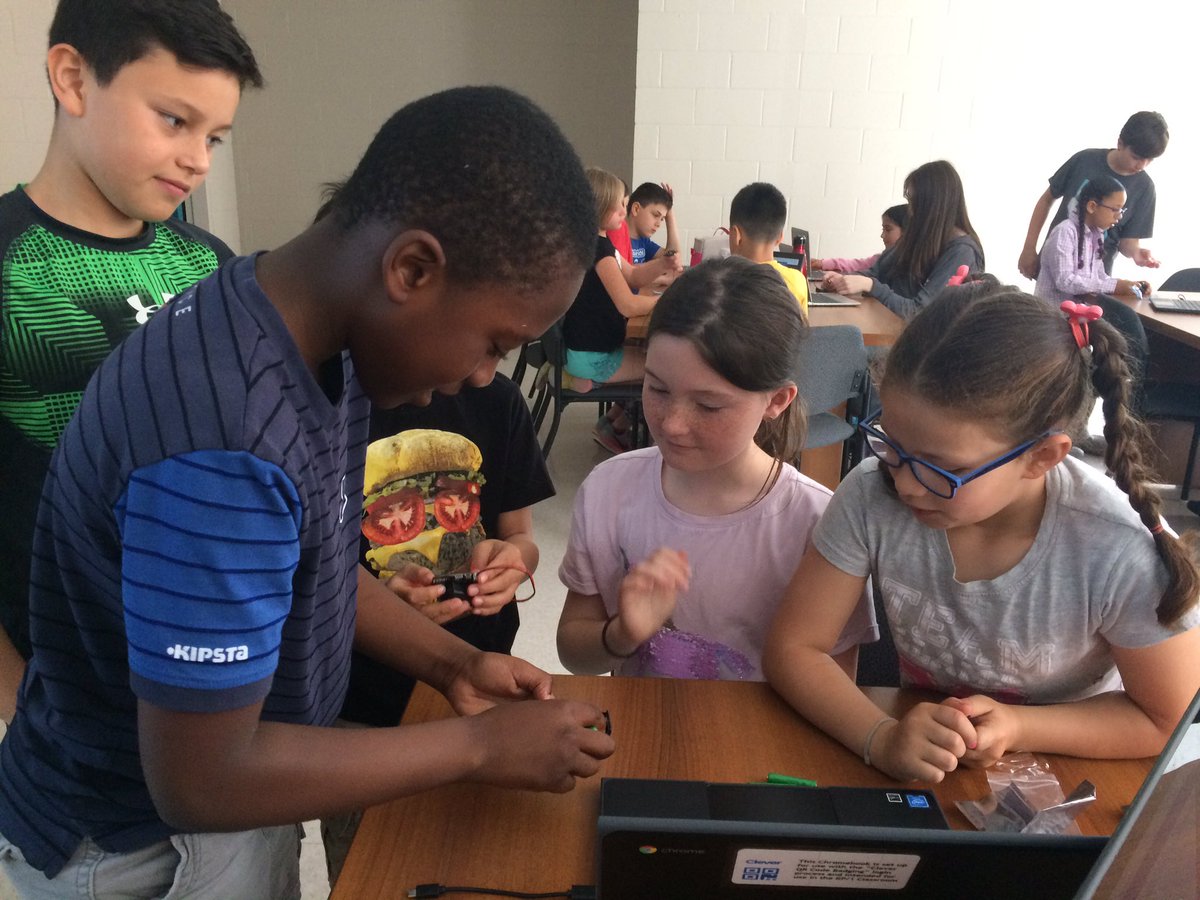 MrsFiguraOCSB's tweet image. Grade 5/6s spent the morning coding with #microbits with the Grade 2/3s @TDMcGeeOCSB. Rock, paper, scissors was a hit! #learningpartnerships #leveragingdigital