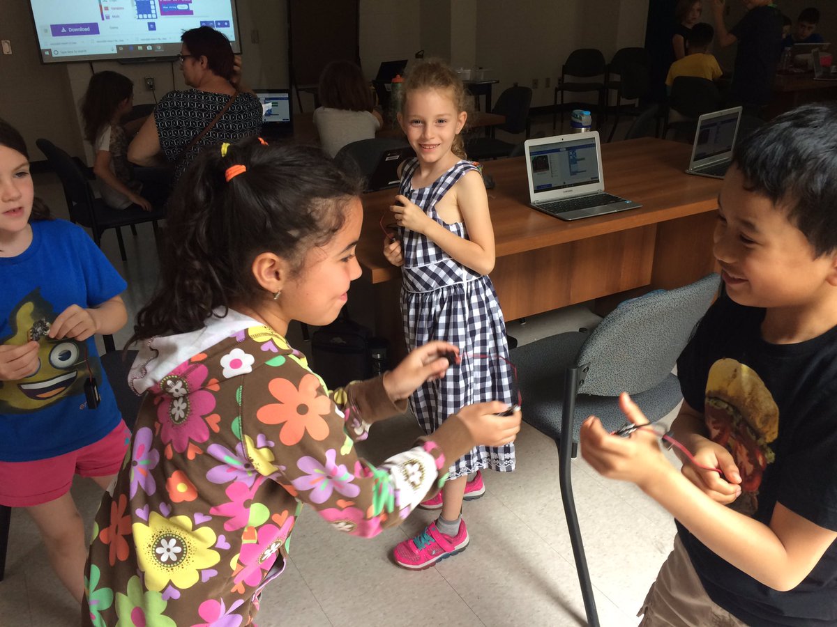 MrsFiguraOCSB's tweet image. Grade 5/6s spent the morning coding with #microbits with the Grade 2/3s @TDMcGeeOCSB. Rock, paper, scissors was a hit! #learningpartnerships #leveragingdigital