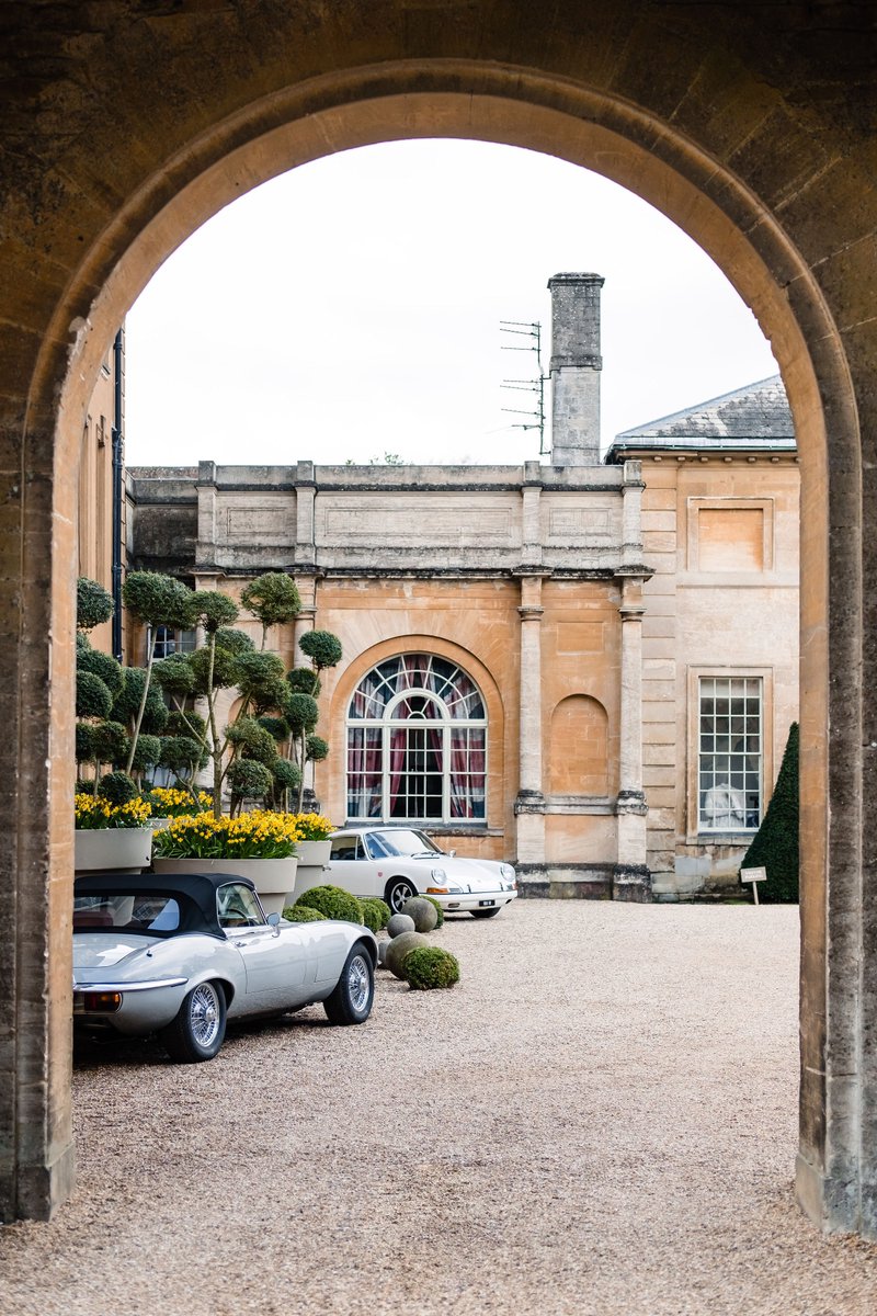 AynhoePark's tweet image. ANOTHER DAY AT AYNHOE PARK // I spy under the archway topiary towers, classical stone and fashionable arrivals. Photography @helenabrahamphoto | Styling and Wedding Planner @thebijoubride #amoderngrandtour #home #homefromhome #interiorstyle #england #cotswolds #capabilitybrown