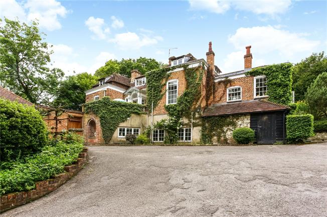 HamptonsFarnham's tweet photo. #MondayMansion
Burles Lodge was designed and built by the renowned Farnham architect Harold Falkner over several decades between 1937 to 1963 mostly designing the building as he went along. The house was his last project and intended as his own residence. GP £2m https://t.co/6RrMKIXxOx