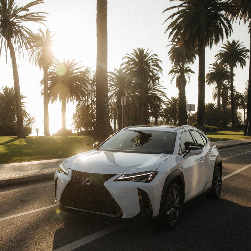 Lexusalcala's tweet photo. El joven chef Miles Thompson recorre la ciudad de Los Ángeles en busca de nuevos ingredientes y lugares para su próximo proyecto y se encuentra como en casa en el nuevo Lexus UX, en movimiento y hambriento por la emoción de nuevas experiencias. https://t.co/4G7gjgQ9p8