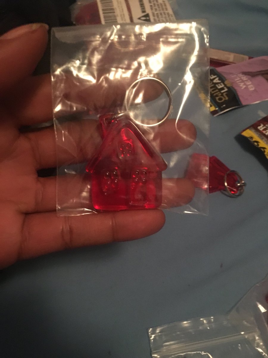 PIPPEN_DntSmoke's tweet photo. GOT SOME KEYCHAINS IN-Stock !!! DM ME IF YOU WANT ONE THEY ONLY 5$ SHOW YA #TRAPHOUSEART SUPPORT ALL YEAR ROUND WITH THIS COLLECTORS ITEM ! https://t.co/6SiYQXWHx6