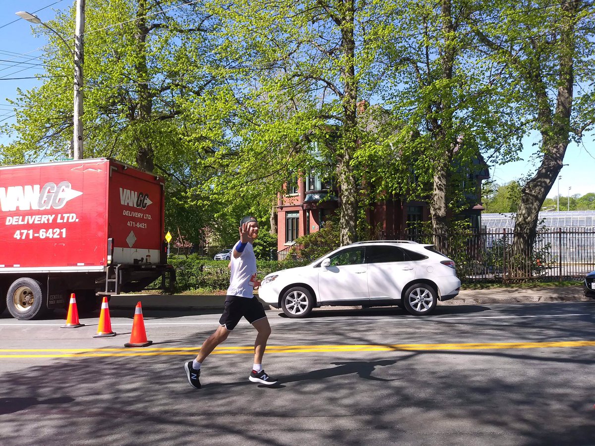 AtlanticTennis's tweet photo. Our very own pro Stefan Hall running the marathon with a smile! #under4hours https://t.co/atYSQ3rASg