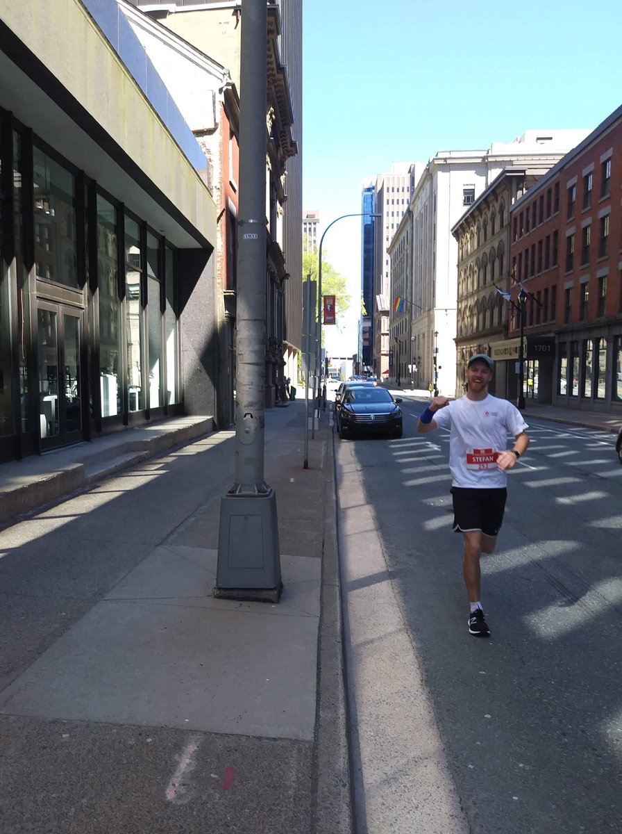 AtlanticTennis's tweet photo. Our very own pro Stefan Hall running the marathon with a smile! #under4hours https://t.co/atYSQ3rASg