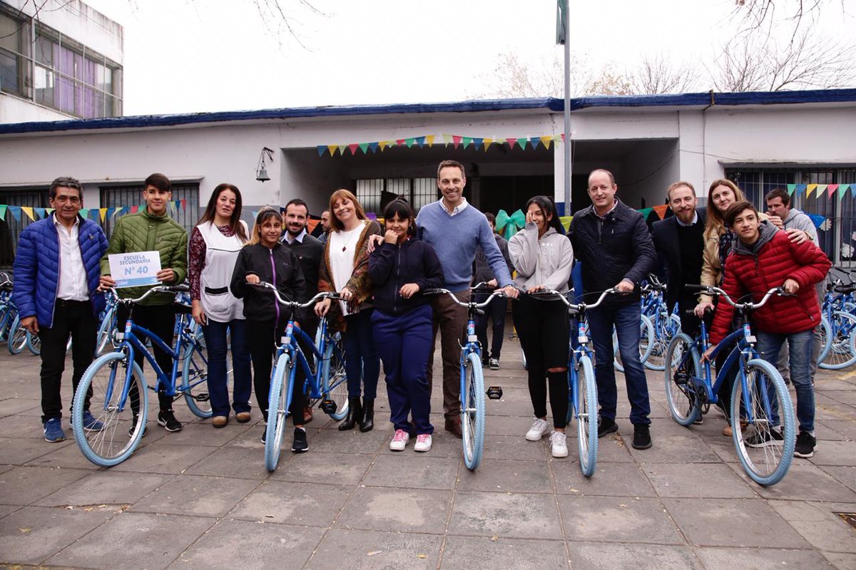 minsaurralde's tweet photo. ¡Entregamos la bici 2 mil! 👏 En la Escuela N° 29 avanzamos con la entrega del programa #LomasEnBici del @MunicipioLdeZ junto a alumnos y alumnas destacados y sus familias. 🚲🚲 https://t.co/3wv1DYuFYY