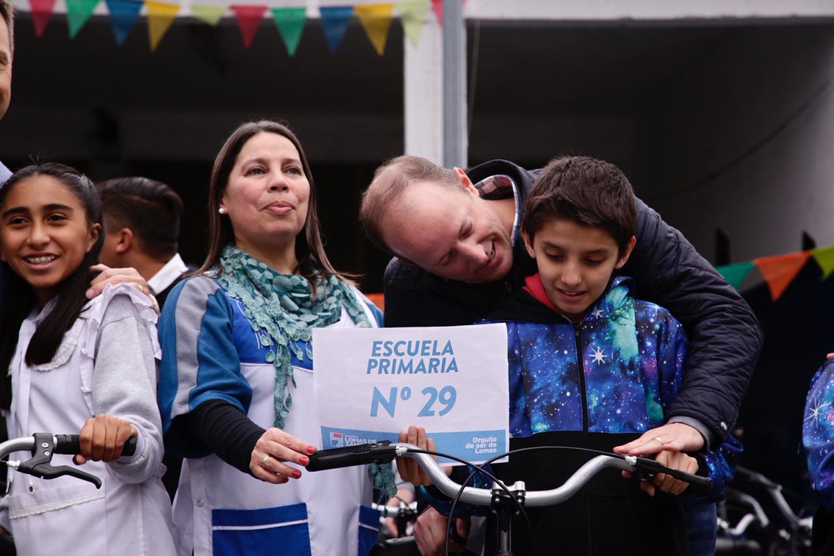 minsaurralde's tweet photo. ¡Entregamos la bici 2 mil! 👏 En la Escuela N° 29 avanzamos con la entrega del programa #LomasEnBici del @MunicipioLdeZ junto a alumnos y alumnas destacados y sus familias. 🚲🚲 https://t.co/3wv1DYuFYY