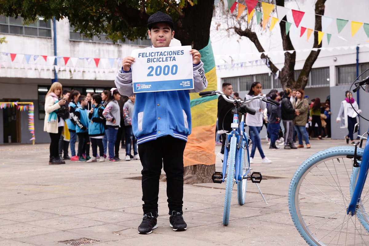 minsaurralde's tweet photo. Comprometidos con la inclusión a través de la educación y el cuidado del medio ambiente, vamos a entregar 10 mil bicicletas a estudiantes de escuelas públicas de Lomas. 👩👨 https://t.co/t5h10UKOGT