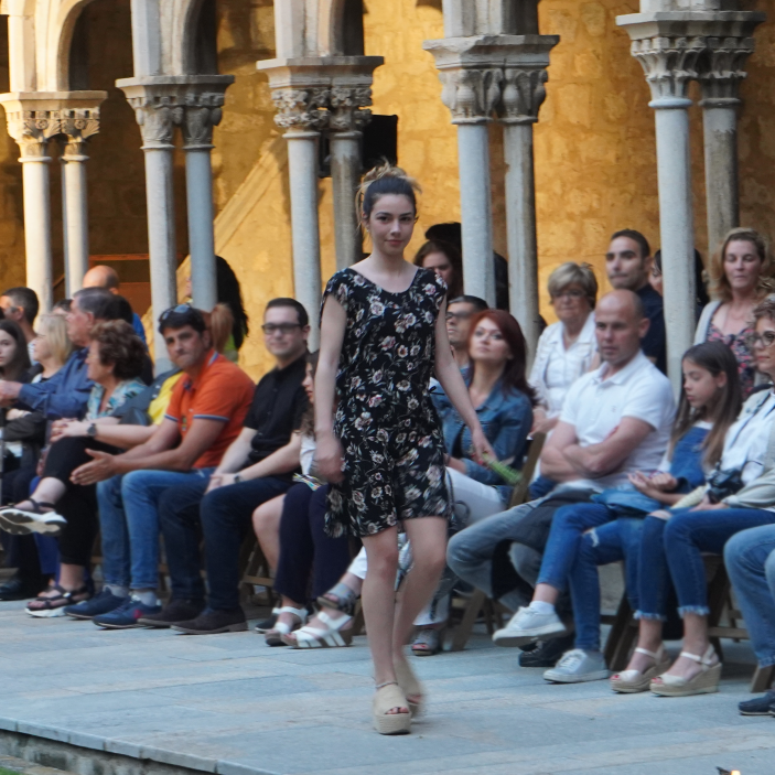 AsparragusShop's tweet photo. 1/2 Gran honor haver participat a la desfilada de @Qstura 💜 2019 
Un agraïment a:
- Rosi Fuentes
- Nohelia Pineda
- Carmen Pedrero
- Maria Gavira
- Cristina Cantal
- Montse Cantal https://t.co/N9jtxcelLx