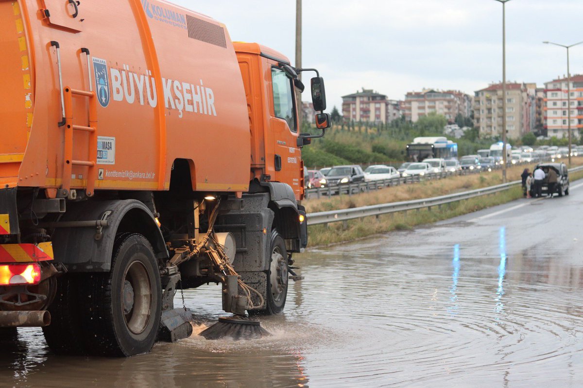 Değerli Ankaralılar,

Yağmurun tekrar başladığı başkentimizde, tüm izinler iptal edilmiş olup ekiplerimiz her ihtimale karşı hazırlıklı durumdadır. 

Sizleri de tedbirli ve dikkatli olmaya davet ediyorum.