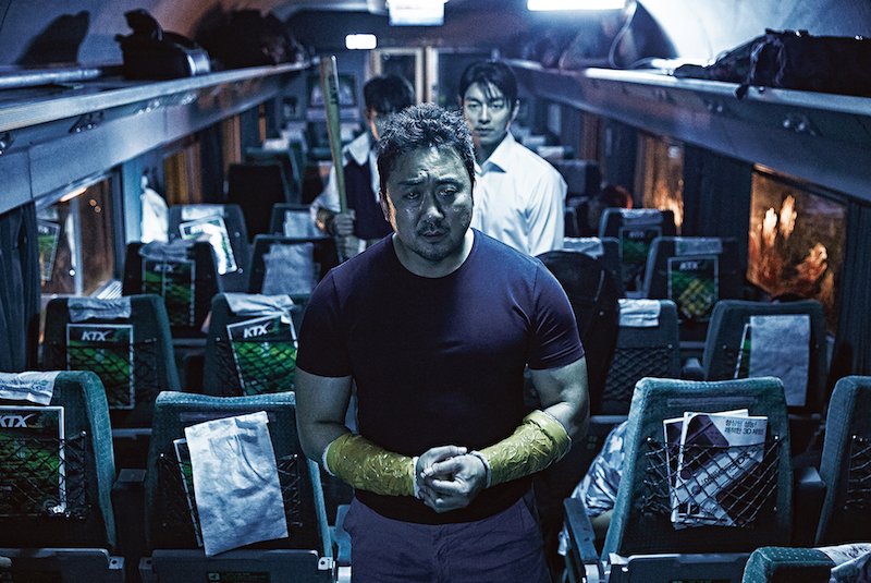 Revisionado de #TrainToBusan de #YeonSangHo. Una vuelta de tuerca al género zombie con grandes dosis de adrenalina, personajes carismáticos y puntos de drama que la hacen despuntar en el género. Multipremiada en todos los festivales por los que ha pasado. Una auténtica PASADA.