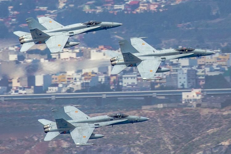 aviation_report's tweet photo. Galería de fotos del día de las Fuerzas Armadas 2019 in España https://t.co/OxTfQv6tqP #avgeek #avgeeks #aviationphotography @Armada_esp @EjercitoAire @EjercitoTierra @guardiacivil @Defensagob #DIFAS2019 #difas19 https://t.co/uchyZ7Fixz