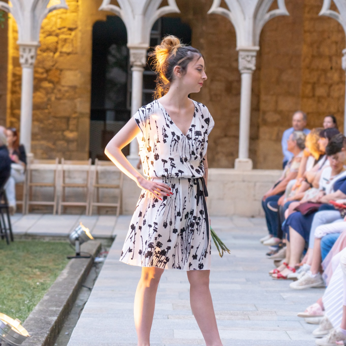 AsparragusShop's tweet photo. 2/2 Gran honor haver participat a la desfilada de @Qstura  💜 2019 
 
#desfiladaqstura #viuqstura #riudarenes #vestitestiu #regaloriginal #idearegal #vestitoriginal #girona https://t.co/E0KTTpUEJt