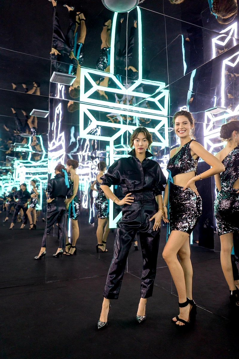 702Thisislove's tweet photo. ร่วมงาน #TiffanyT
"This is Tiffany T" installation
ที่ #ICONSIAM
เจอน้อง
#mariaehren
#มารีญา
สวยมาก
น้องใส่ต่างหู ของ #Tiffany
รูปใบกิงโกะ💖 สวยเผื่อนุชชอบ
น้องจิงจิง สวยน่ารัก ชมน้องว่าเล่น MV พี่เป๊ก เก่งมาก
#jingjing
#เป๊กผลิตโชค
#Peckpalitchoke https://t.co/jHV5E8qCss