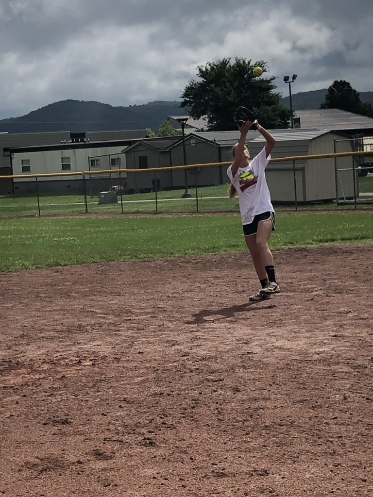 rcshssoftball's tweet photo. Our camp coaches demonstrating the proper way to catch fly balls for the girls today. @sarahjhallock9 @JanaeAlece21 @baileyjune55 @Meghan_Hammond https://t.co/GdoMLdwxCA