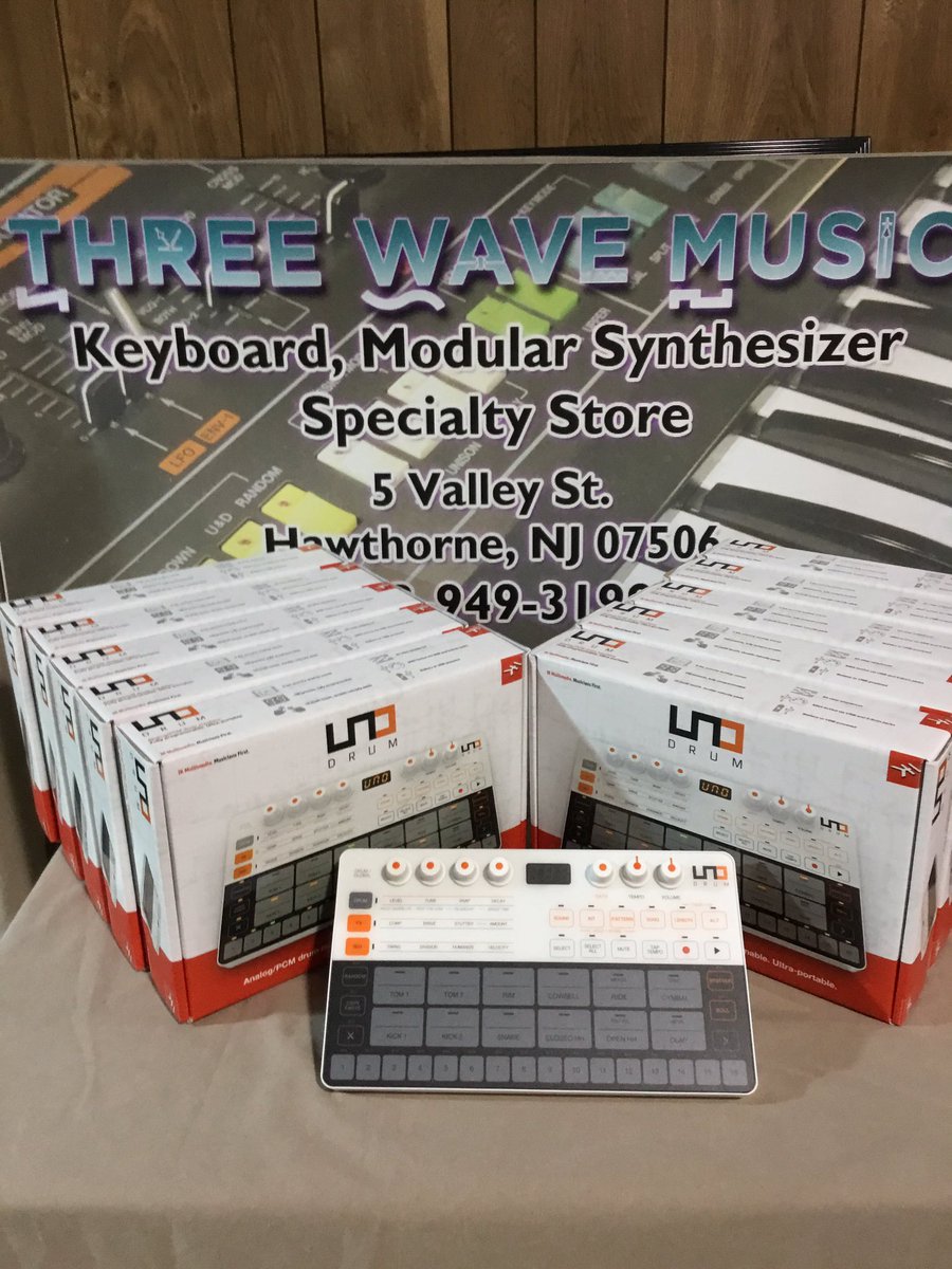 Feel the groove of the new IK Uno Drum, now available at Three Wave Music 

#desktopsynth 
#drummachine 
#ikmultimedia 
#rhythmmachine 
#threewavemusic 
#unodrum