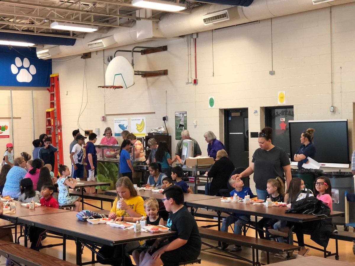 DrShieldsIELC's tweet photo. Thanks to a lunch grant from the State, hundreds of children in our community will be provided with free lunches. Thank you to volunteers from local churches, CS library, CS Park District, the CS Village, CS Police, and CCSD93 for making this summer event happen. https://t.co/58n6Y9uw4f