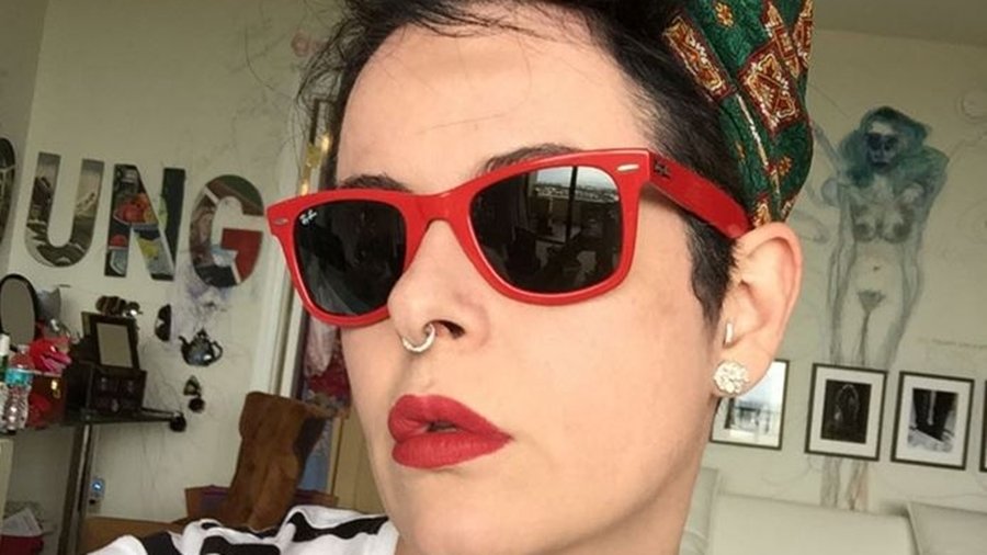 paradasp's tweet photo. Casa dos Mundos e LeYa Brasil participam da 19ª Feira Cultural LGBT na Praça da República. Leia mais em nosso portal (link na bio) ou direto aqui https://t.co/XgCe7CsfyJ #ParadaSP #CasaDosMundos #LeYa
(#PraCegoVer na imagem, foto da escritora Fernanda Young) https://t.co/fkhHUzFV46