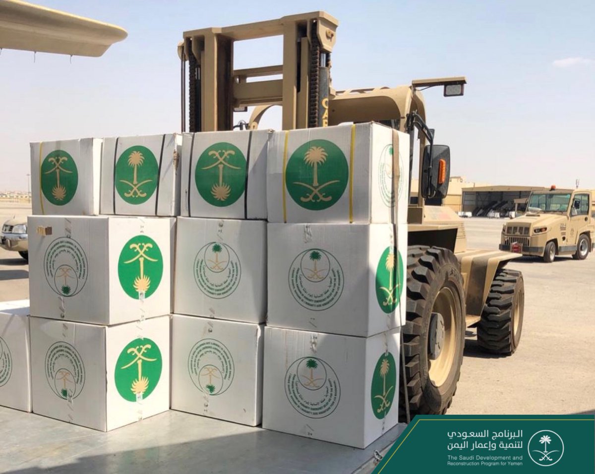 SaudiDRPY's tweet photo. #عاجل | وصلت طائرات الجسر الجوي المقدمة من المملكة العربية السعودية، للمحافظات المتضررة من الأمطار في #عدن والمحافظات المجاورة لها، وعلى متنها وفداً من #البرنامج_السعودي_لتنمية_وإعمار_اليمن للوقوف على المناطق المتضررة ووضع الحلول العاجلة لها. 
#عدن_تستغيث #السعودية_تستجيب 🇾🇪🇸🇦 https://t.co/kPYHOYfL5D