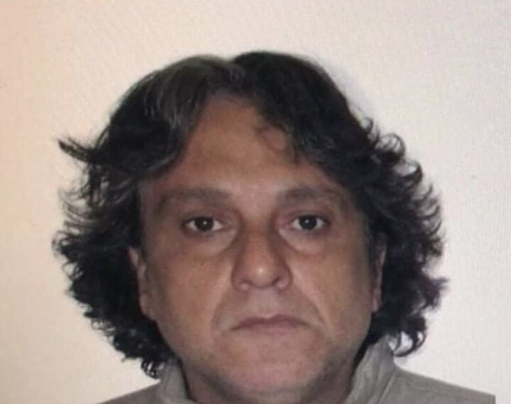 tá aí o covardão, quem identificar, entre em contato com a polícia...