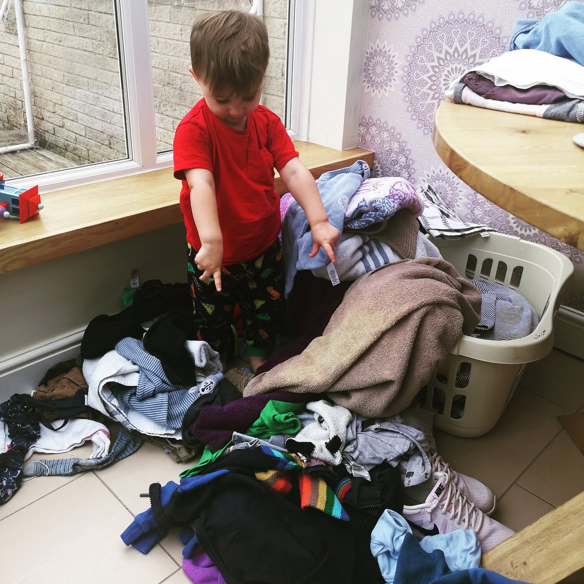 The award for most helpful child goes to 🤦🏼‍♀️ #toddler #mummylife #mummyblog