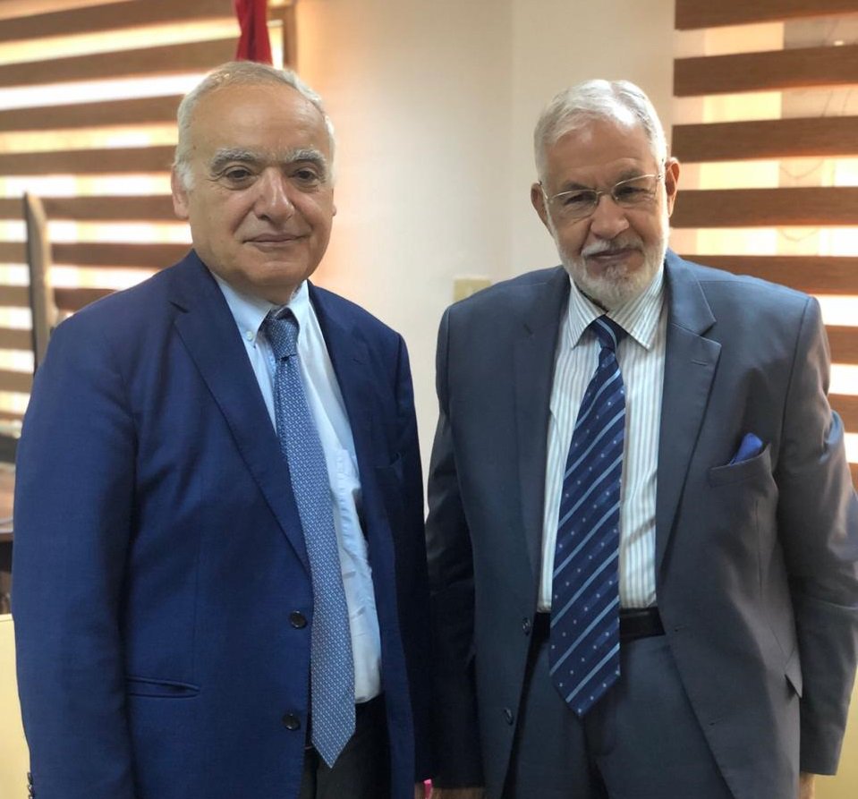 التقى الممثل الخاص للأمين العام في #ليبيا غسان سلامة اليوم مع وزير الخارجية في حكومة الوفاق محمد سيالة. وتطرق البحث إلى نتائج قمة مكة المكرمة وتداعيات الوضع الدولي على الازمة الليبية