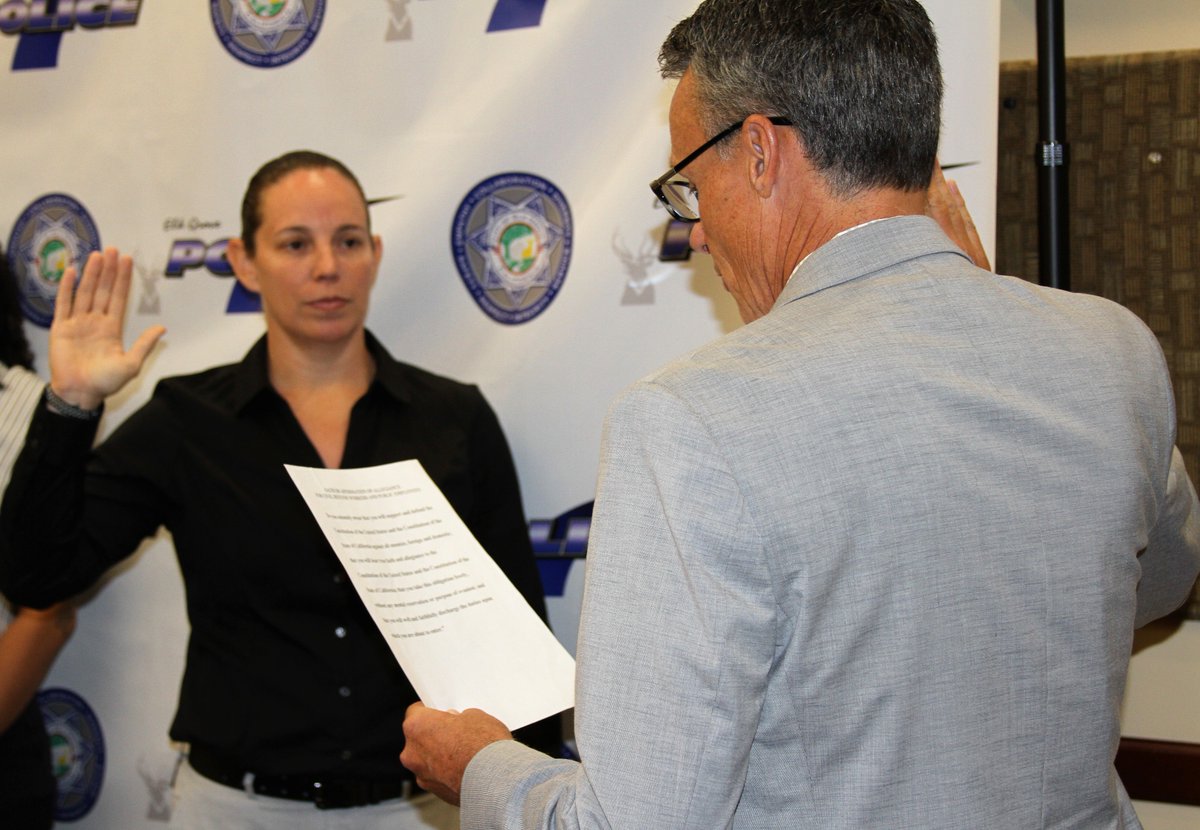 Happy to administer the Oath of Office to an incoming lateral police officer today.  Congrats, Officer Goodpaster and welcome to the <a href="/ElkGrovePD/">EGPD</a> family and community! #Proud