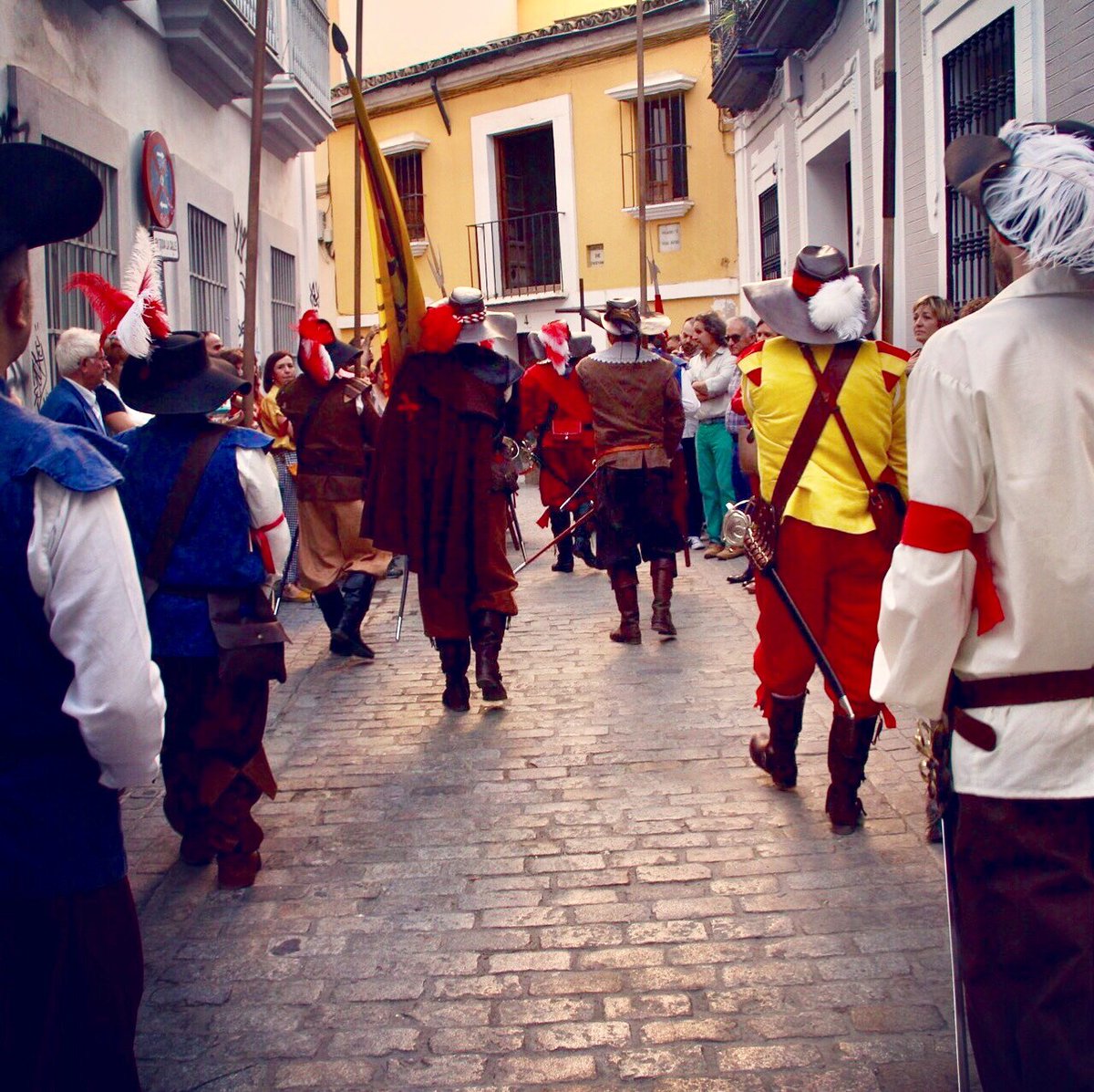 <a href="/TercioOlivares/">Asociación Tercio de Olivares</a> camino de la casa de <a href="/AmigosVelazquez/">Amigos de la Casa Natal de Velázquez</a> para rendirle homenaje . Zú Sánchez 📸 <a href="/jesf/">Jes</a>