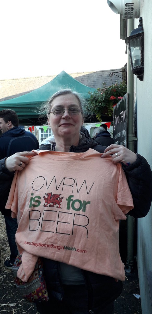MonIaith's tweet photo. Gwych gweld dysgwyr @Cymraeg @DailyWelshWords yn ymuno â'r hwyl yn Gŵyl Cefni a'r wefr o gael cyfarfod @Alys_Williams_  @Blodaupapur 
Great to see Welsh learners joining in the fun at Gŵyl Cefni including a fantastic learner from Germany!
@AwrYDysgwyr @ShwmaeSumae @yrawrgymraeg https://t.co/7OvxVX5yPK