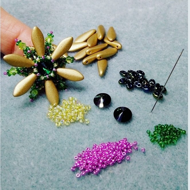 M_L_Solerte's tweet photo. Esmeralda #gioiello #jewels #workinprogress #orecchini #earrings #beadwork #cristalli #crystals #swarovski #perline #seedbeads #tessitura #beading #MariaLauraSolerte #copyrighted #progetto #project #ciondolo #pendant #anello #ring #handmade #spring #primavera #milano #varese https://t.co/KQNoiCDqnp
